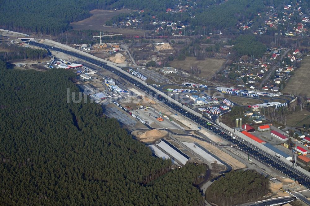 Luftaufnahme Michendorf - Autobahn- Ausbau und Spur- Verbreiterung im Streckenverlauf der BAB A10 zur Erweiterung in Michendorf im Bundesland Brandenburg