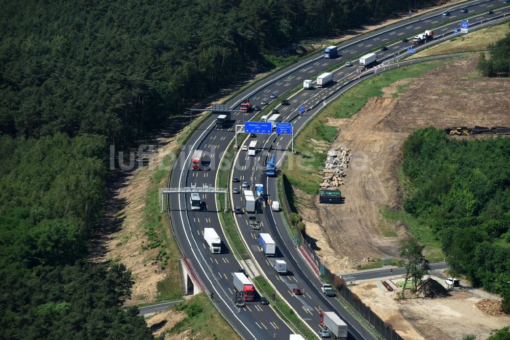 Luftbild Michendorf - Autobahn- Ausbau und Spur- Verbreiterung im Streckenverlauf der BAB A10 zur 8-streifigen Spur- Erweiterung in Michendorf im Bundesland Brandenburg