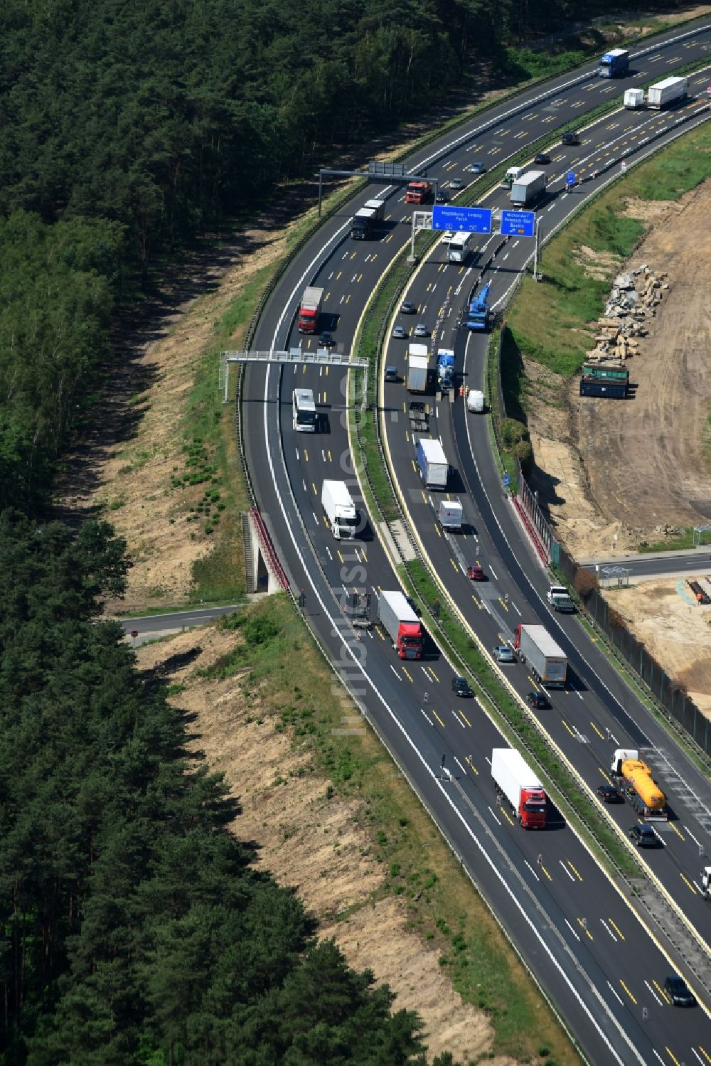 Luftaufnahme Michendorf - Autobahn- Ausbau und Spur- Verbreiterung im Streckenverlauf der BAB A10 zur 8-streifigen Spur- Erweiterung in Michendorf im Bundesland Brandenburg