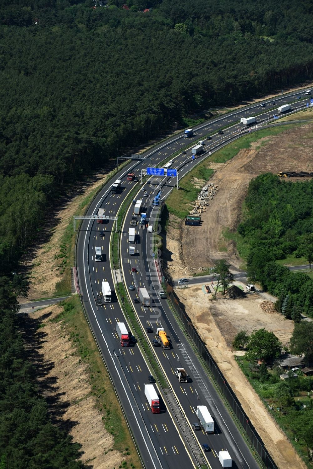 Michendorf von oben - Autobahn- Ausbau und Spur- Verbreiterung im Streckenverlauf der BAB A10 zur 8-streifigen Spur- Erweiterung in Michendorf im Bundesland Brandenburg