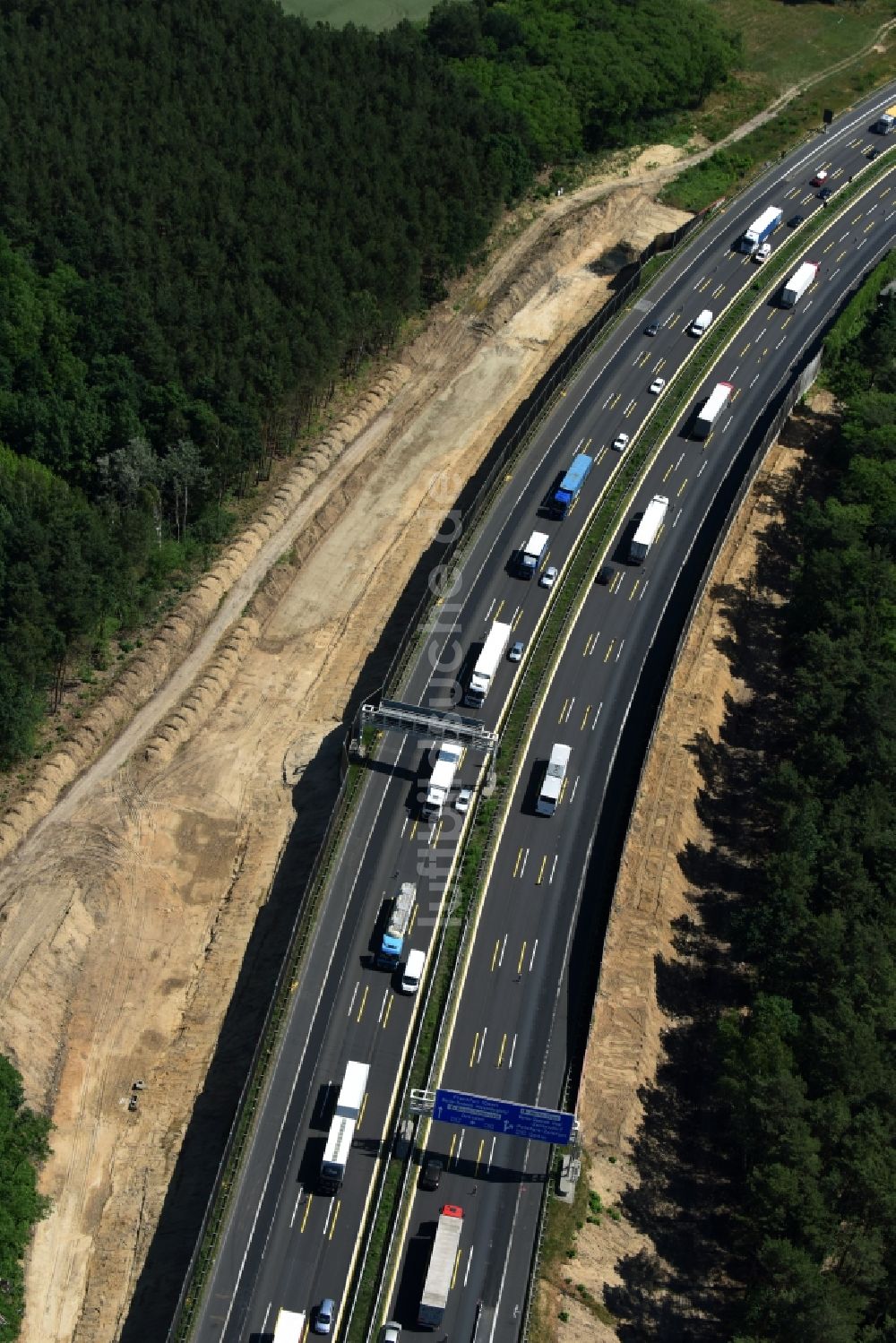 Luftaufnahme Michendorf - Autobahn- Ausbau und Spur- Verbreiterung im Streckenverlauf der BAB A10 zur 8-streifigen Spur- Erweiterung in Michendorf im Bundesland Brandenburg