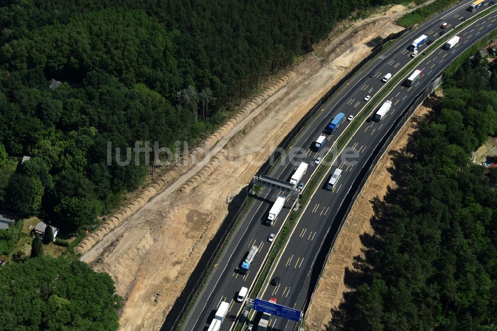 Michendorf von oben - Autobahn- Ausbau und Spur- Verbreiterung im Streckenverlauf der BAB A10 zur 8-streifigen Spur- Erweiterung in Michendorf im Bundesland Brandenburg