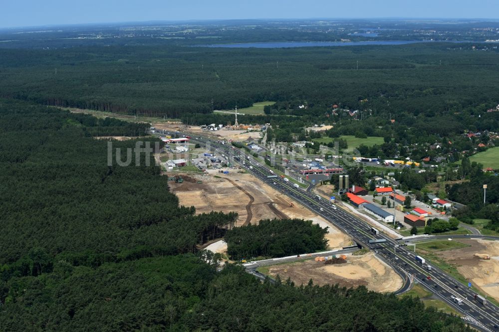 Michendorf aus der Vogelperspektive: Autobahn- Ausbau und Spur- Verbreiterung im Streckenverlauf der BAB A10 zur 8-streifigen Spur- Erweiterung in Michendorf im Bundesland Brandenburg