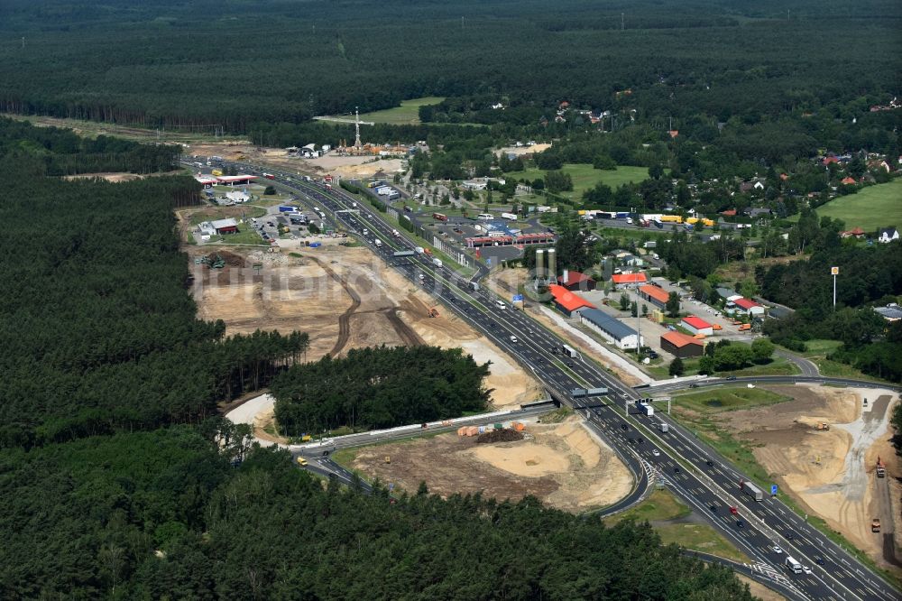 Luftbild Michendorf - Autobahn- Ausbau und Spur- Verbreiterung im Streckenverlauf der BAB A10 zur 8-streifigen Spur- Erweiterung in Michendorf im Bundesland Brandenburg