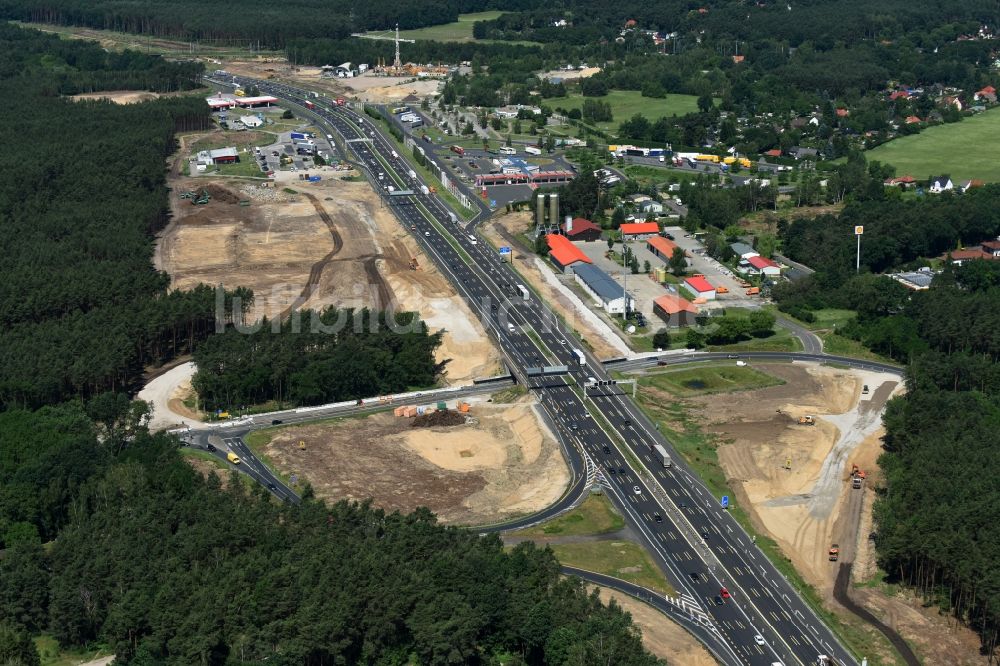 Luftaufnahme Michendorf - Autobahn- Ausbau und Spur- Verbreiterung im Streckenverlauf der BAB A10 zur 8-streifigen Spur- Erweiterung in Michendorf im Bundesland Brandenburg