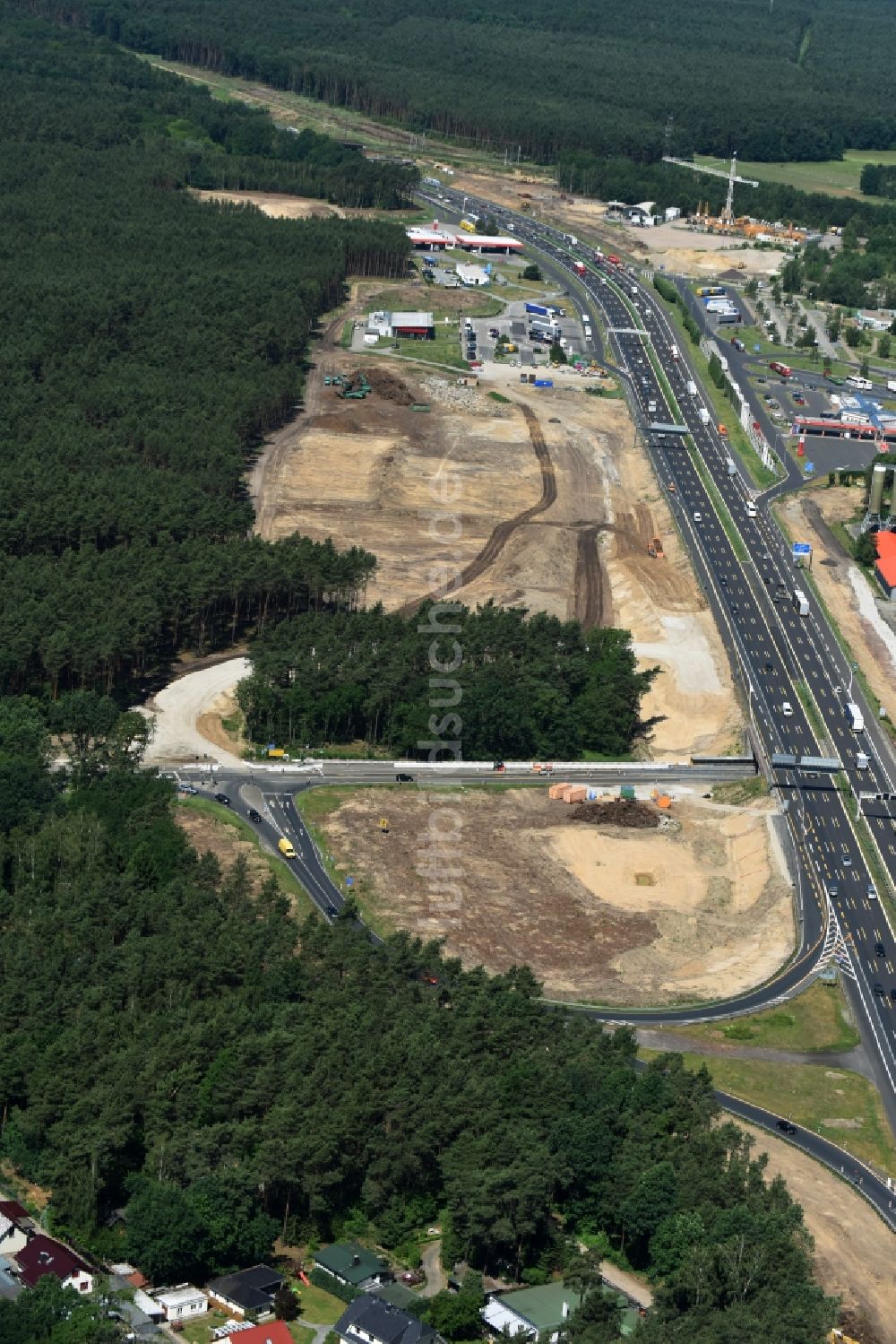 Michendorf von oben - Autobahn- Ausbau und Spur- Verbreiterung im Streckenverlauf der BAB A10 zur 8-streifigen Spur- Erweiterung in Michendorf im Bundesland Brandenburg