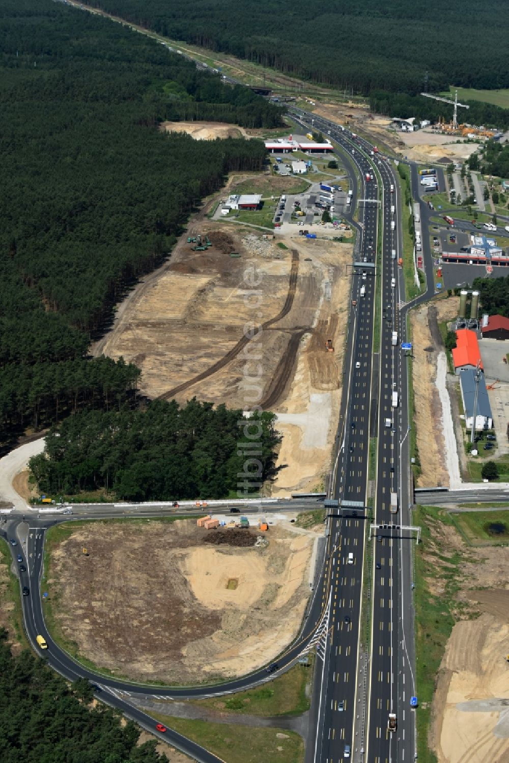 Michendorf aus der Vogelperspektive: Autobahn- Ausbau und Spur- Verbreiterung im Streckenverlauf der BAB A10 zur 8-streifigen Spur- Erweiterung in Michendorf im Bundesland Brandenburg