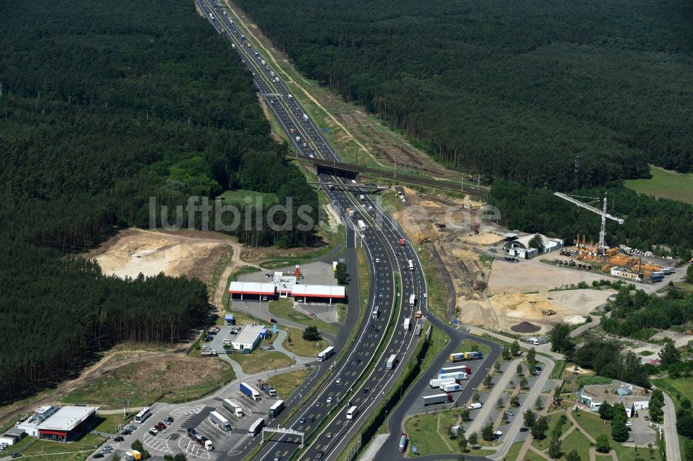 Luftbild Michendorf - Autobahn- Ausbau und Spur- Verbreiterung im Streckenverlauf der BAB A10 zur 8-streifigen Spur- Erweiterung in Michendorf im Bundesland Brandenburg