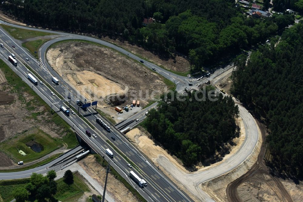 Luftaufnahme Michendorf - Autobahn- Ausbau und Spur- Verbreiterung im Streckenverlauf der BAB A10 zur 8-streifigen Spur- Erweiterung in Michendorf im Bundesland Brandenburg