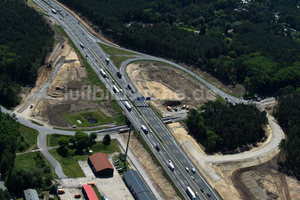 Michendorf von oben - Autobahn- Ausbau und Spur- Verbreiterung im Streckenverlauf der BAB A10 zur 8-streifigen Spur- Erweiterung in Michendorf im Bundesland Brandenburg