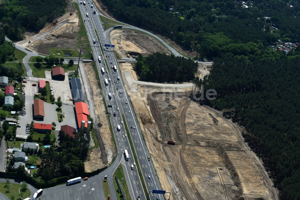 Michendorf aus der Vogelperspektive: Autobahn- Ausbau und Spur- Verbreiterung im Streckenverlauf der BAB A10 zur 8-streifigen Spur- Erweiterung in Michendorf im Bundesland Brandenburg