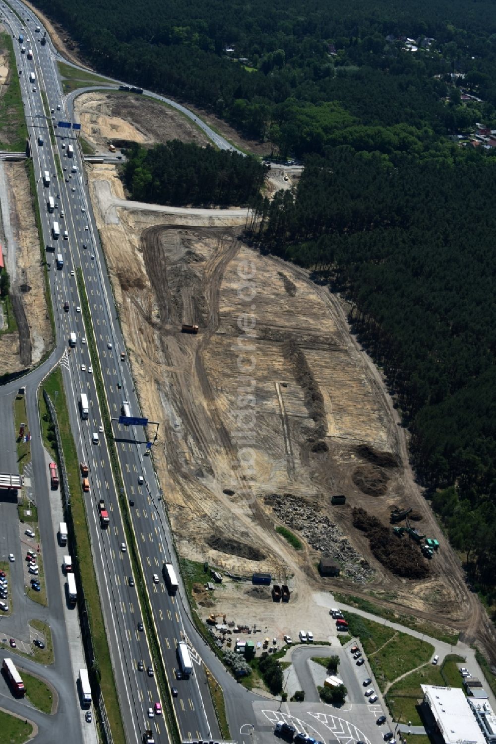 Luftbild Michendorf - Autobahn- Ausbau und Spur- Verbreiterung im Streckenverlauf der BAB A10 zur 8-streifigen Spur- Erweiterung in Michendorf im Bundesland Brandenburg