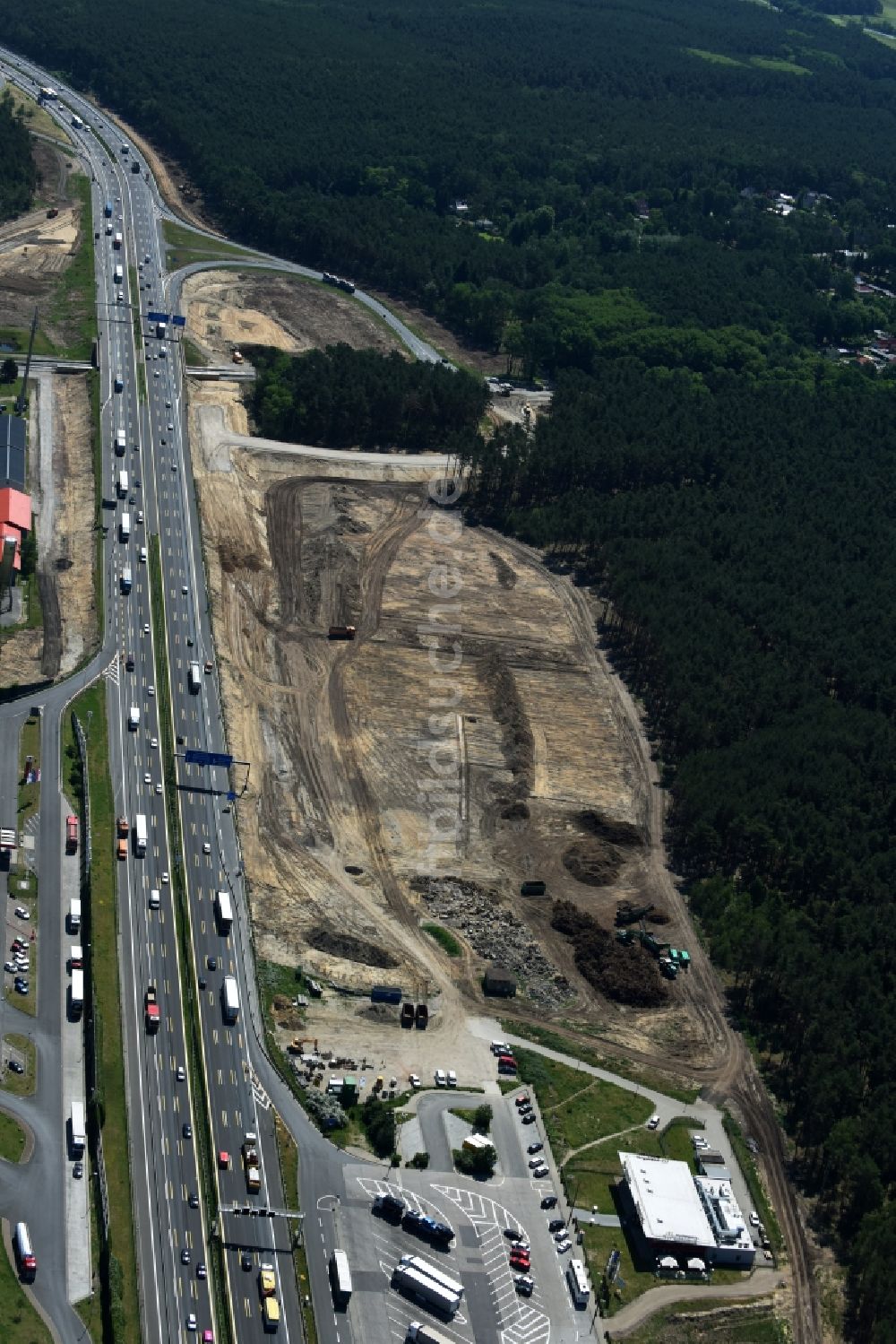 Luftaufnahme Michendorf - Autobahn- Ausbau und Spur- Verbreiterung im Streckenverlauf der BAB A10 zur 8-streifigen Spur- Erweiterung in Michendorf im Bundesland Brandenburg