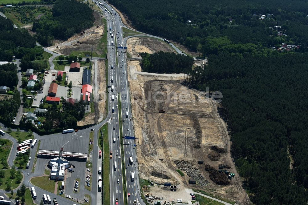 Michendorf von oben - Autobahn- Ausbau und Spur- Verbreiterung im Streckenverlauf der BAB A10 zur 8-streifigen Spur- Erweiterung in Michendorf im Bundesland Brandenburg