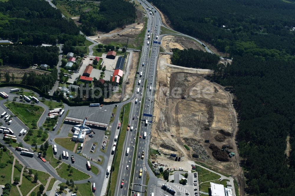 Michendorf aus der Vogelperspektive: Autobahn- Ausbau und Spur- Verbreiterung im Streckenverlauf der BAB A10 zur 8-streifigen Spur- Erweiterung in Michendorf im Bundesland Brandenburg