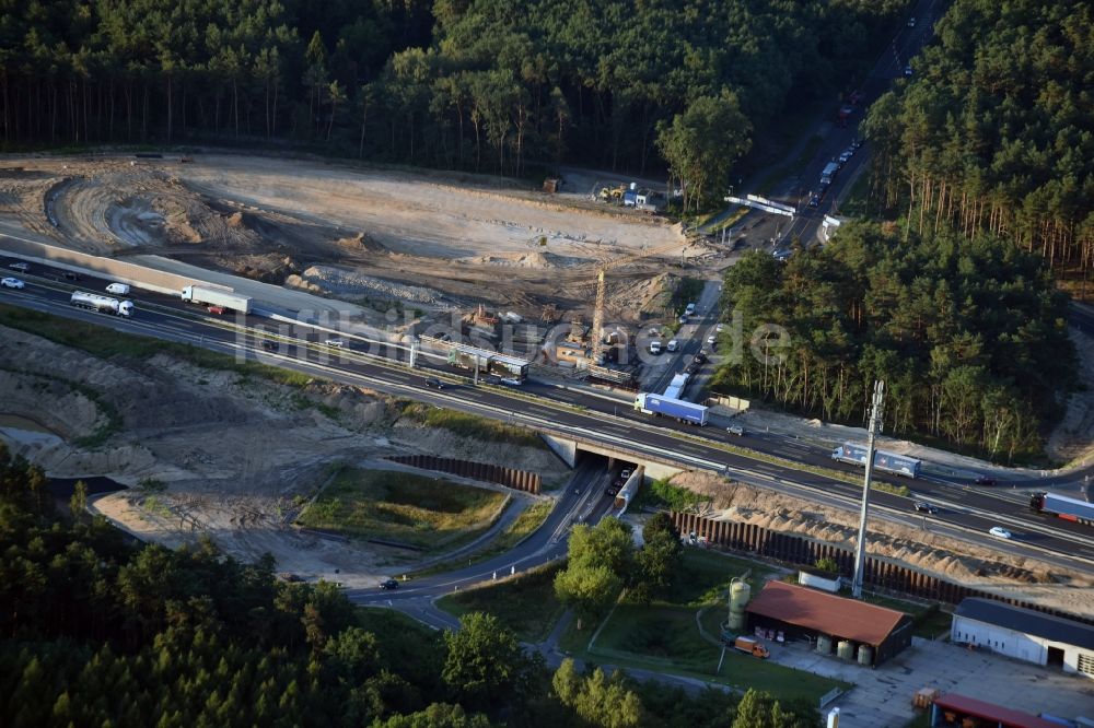 Michendorf von oben - Autobahn- Ausbau und Spur- Verbreiterung im Streckenverlauf der BAB A10 zur 8-streifigen Spur- Erweiterung in Michendorf im Bundesland Brandenburg