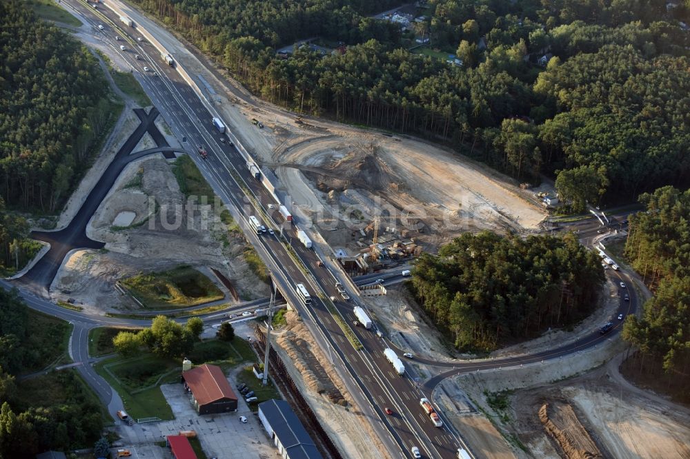 Luftaufnahme Michendorf - Autobahn- Ausbau und Spur- Verbreiterung im Streckenverlauf der BAB A10 zur 8-streifigen Spur- Erweiterung in Michendorf im Bundesland Brandenburg