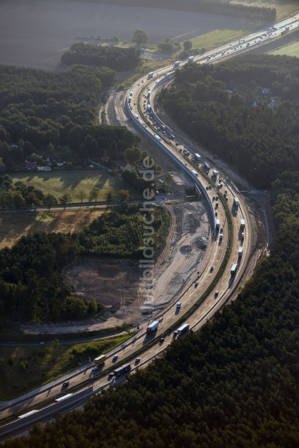 Luftaufnahme Michendorf - Autobahn- Ausbau und Spur- Verbreiterung im Streckenverlauf der BAB A10 zur 8-streifigen Spur- Erweiterung in Michendorf im Bundesland Brandenburg