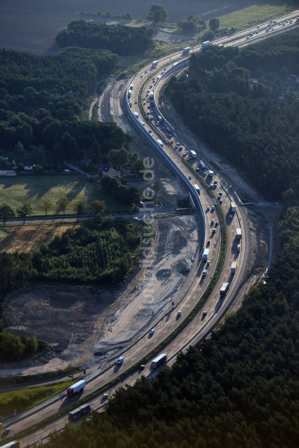 Michendorf von oben - Autobahn- Ausbau und Spur- Verbreiterung im Streckenverlauf der BAB A10 zur 8-streifigen Spur- Erweiterung in Michendorf im Bundesland Brandenburg