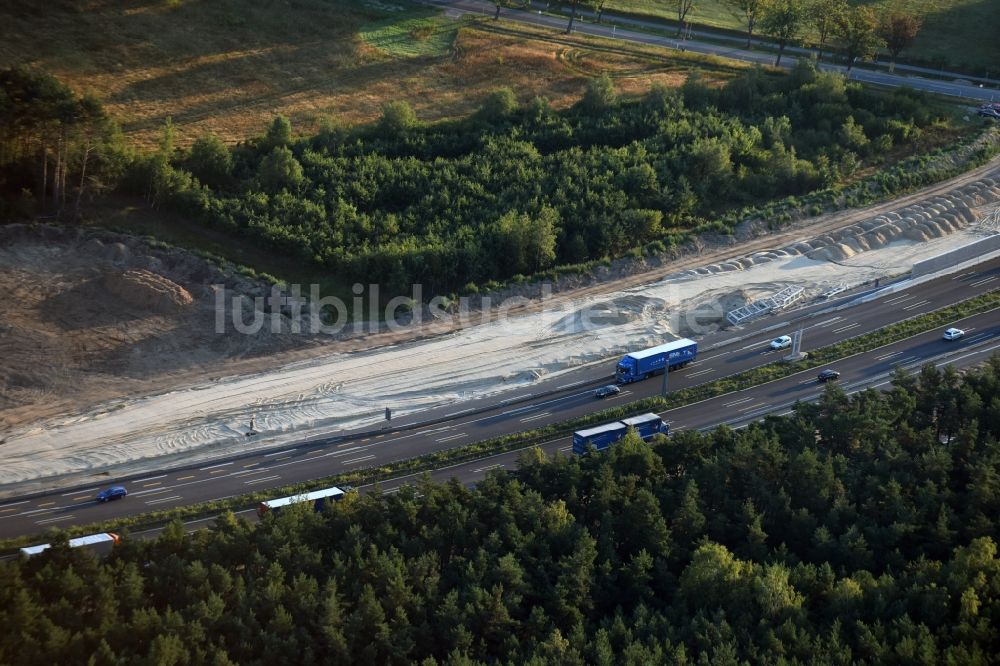 Michendorf aus der Vogelperspektive: Autobahn- Ausbau und Spur- Verbreiterung im Streckenverlauf der BAB A10 zur 8-streifigen Spur- Erweiterung in Michendorf im Bundesland Brandenburg