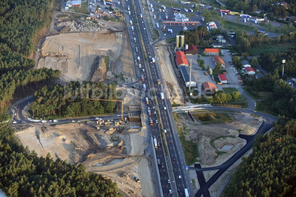 Luftaufnahme Michendorf - Autobahn- Ausbau und Spur- Verbreiterung im Streckenverlauf der BAB A10 zur 8-streifigen Spur- Erweiterung in Michendorf im Bundesland Brandenburg