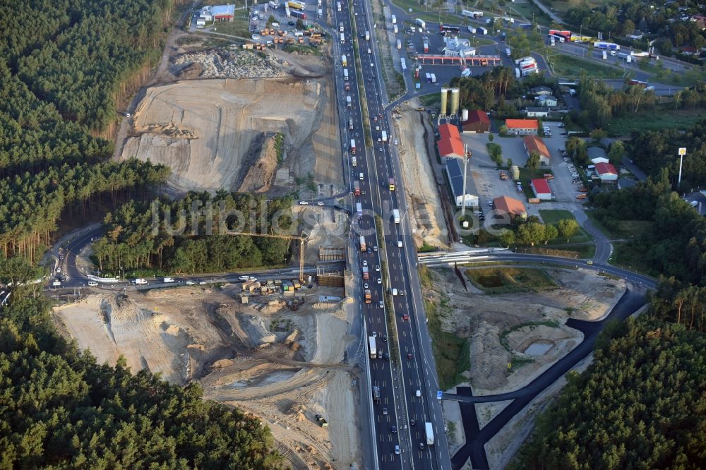 Michendorf von oben - Autobahn- Ausbau und Spur- Verbreiterung im Streckenverlauf der BAB A10 zur 8-streifigen Spur- Erweiterung in Michendorf im Bundesland Brandenburg