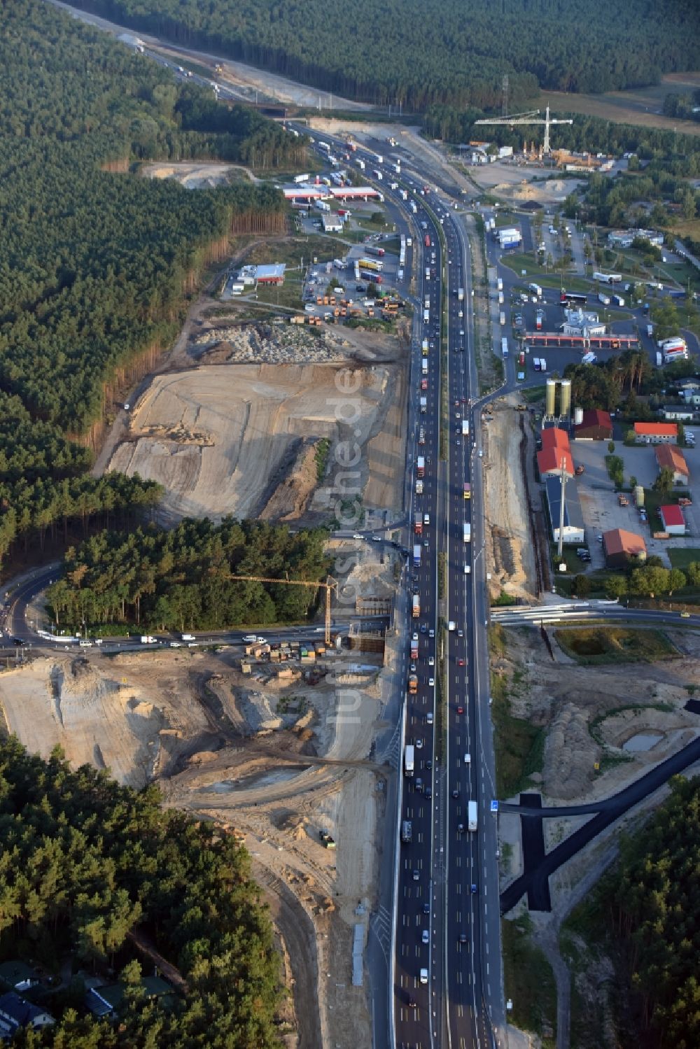 Michendorf aus der Vogelperspektive: Autobahn- Ausbau und Spur- Verbreiterung im Streckenverlauf der BAB A10 zur 8-streifigen Spur- Erweiterung in Michendorf im Bundesland Brandenburg