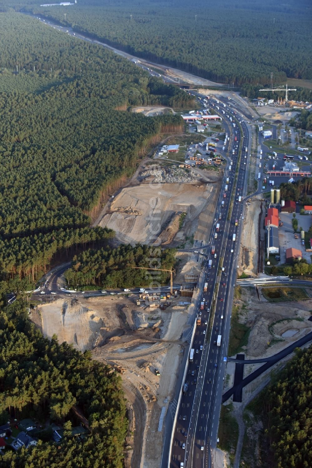 Luftbild Michendorf - Autobahn- Ausbau und Spur- Verbreiterung im Streckenverlauf der BAB A10 zur 8-streifigen Spur- Erweiterung in Michendorf im Bundesland Brandenburg