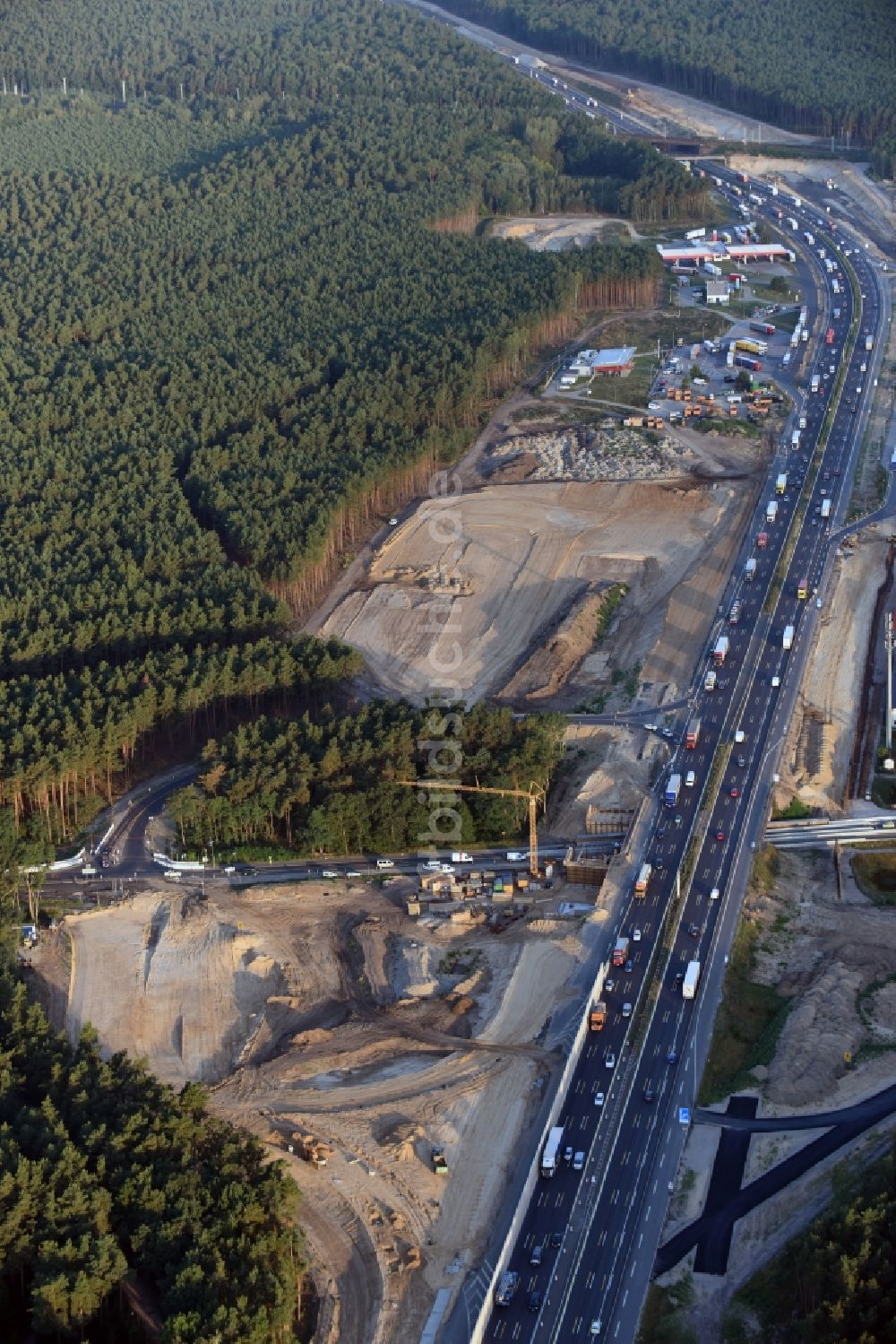 Luftaufnahme Michendorf - Autobahn- Ausbau und Spur- Verbreiterung im Streckenverlauf der BAB A10 zur 8-streifigen Spur- Erweiterung in Michendorf im Bundesland Brandenburg