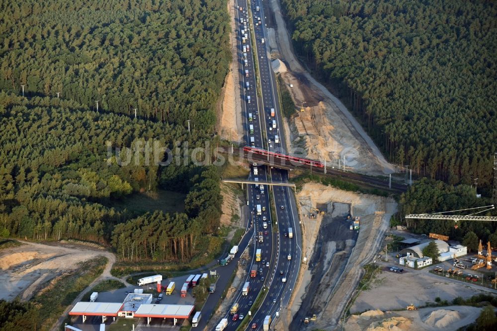 Luftbild Michendorf - Autobahn- Ausbau und Spur- Verbreiterung im Streckenverlauf der BAB A10 zur 8-streifigen Spur- Erweiterung in Michendorf im Bundesland Brandenburg