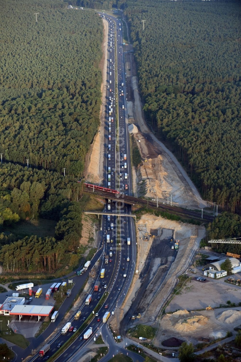 Luftaufnahme Michendorf - Autobahn- Ausbau und Spur- Verbreiterung im Streckenverlauf der BAB A10 zur 8-streifigen Spur- Erweiterung in Michendorf im Bundesland Brandenburg