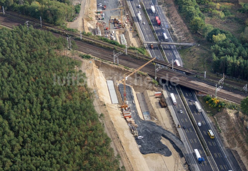 Michendorf aus der Vogelperspektive: Autobahn- Ausbau und Spur- Verbreiterung im Streckenverlauf der BAB A10 zur 8-streifigen Spur- Erweiterung in Michendorf im Bundesland Brandenburg