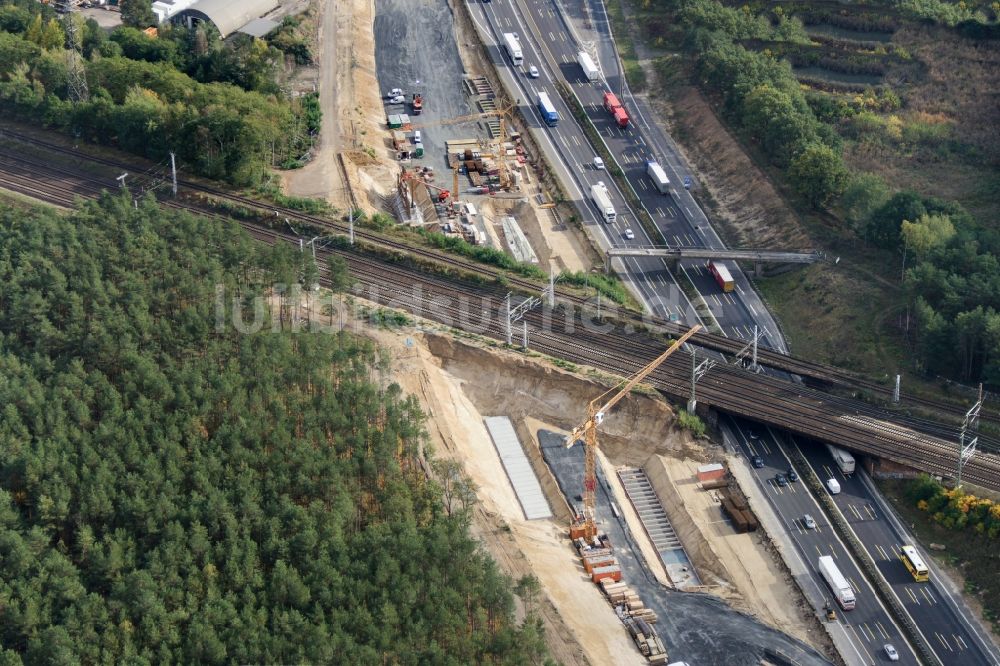 Luftbild Michendorf - Autobahn- Ausbau und Spur- Verbreiterung im Streckenverlauf der BAB A10 zur 8-streifigen Spur- Erweiterung in Michendorf im Bundesland Brandenburg