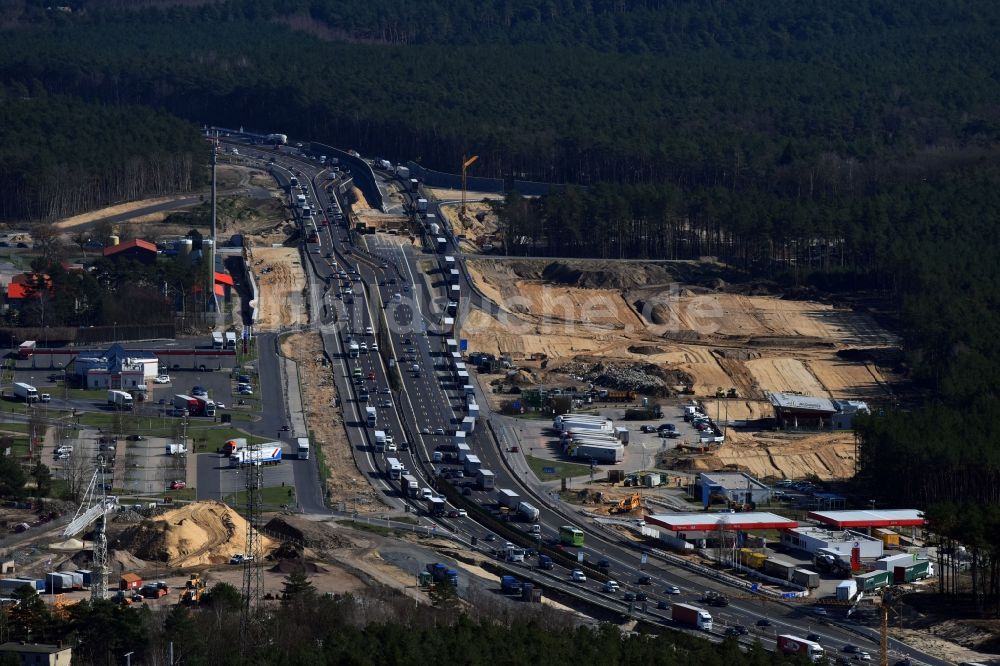 Luftbild Michendorf - Autobahn- Ausbau und Spur- Verbreiterung im Streckenverlauf der BAB A10 zur 8-streifigen Spur- Erweiterung in Michendorf im Bundesland Brandenburg