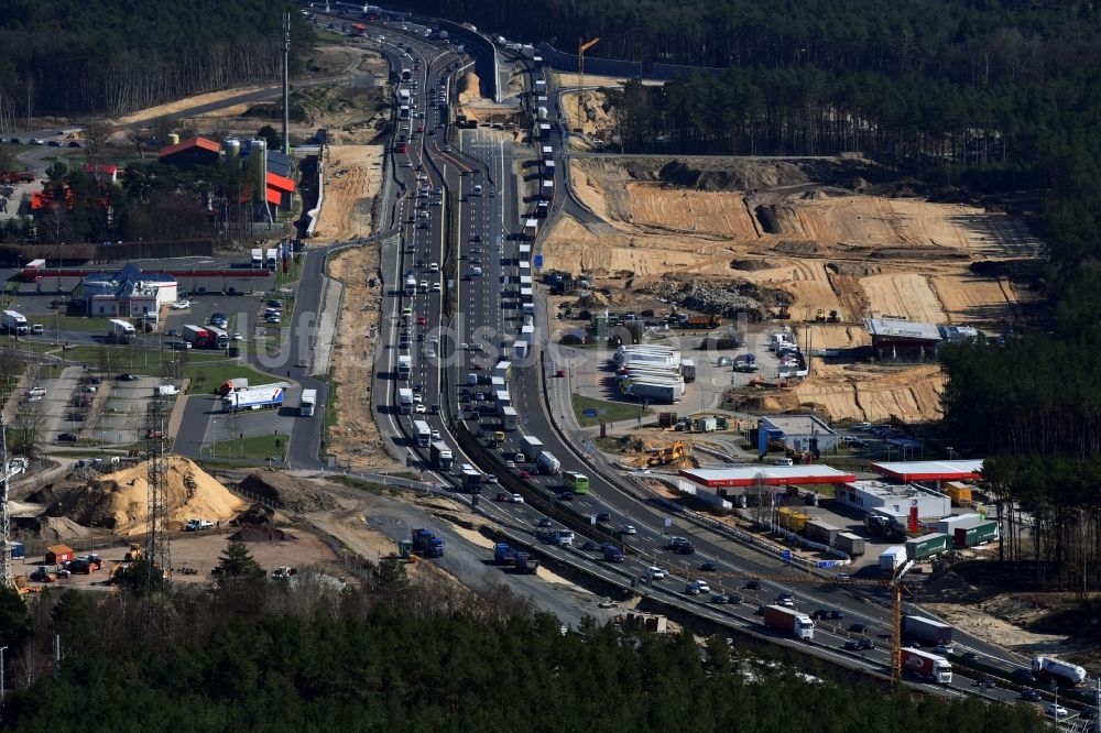 Luftaufnahme Michendorf - Autobahn- Ausbau und Spur- Verbreiterung im Streckenverlauf der BAB A10 zur 8-streifigen Spur- Erweiterung in Michendorf im Bundesland Brandenburg