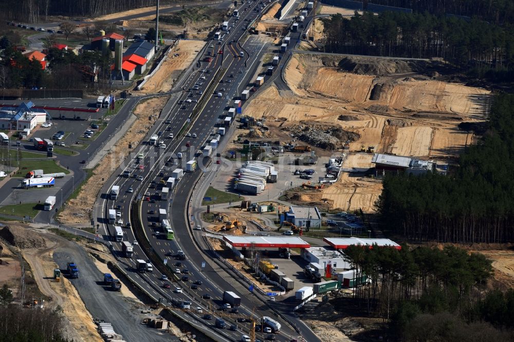 Michendorf von oben - Autobahn- Ausbau und Spur- Verbreiterung im Streckenverlauf der BAB A10 zur 8-streifigen Spur- Erweiterung in Michendorf im Bundesland Brandenburg