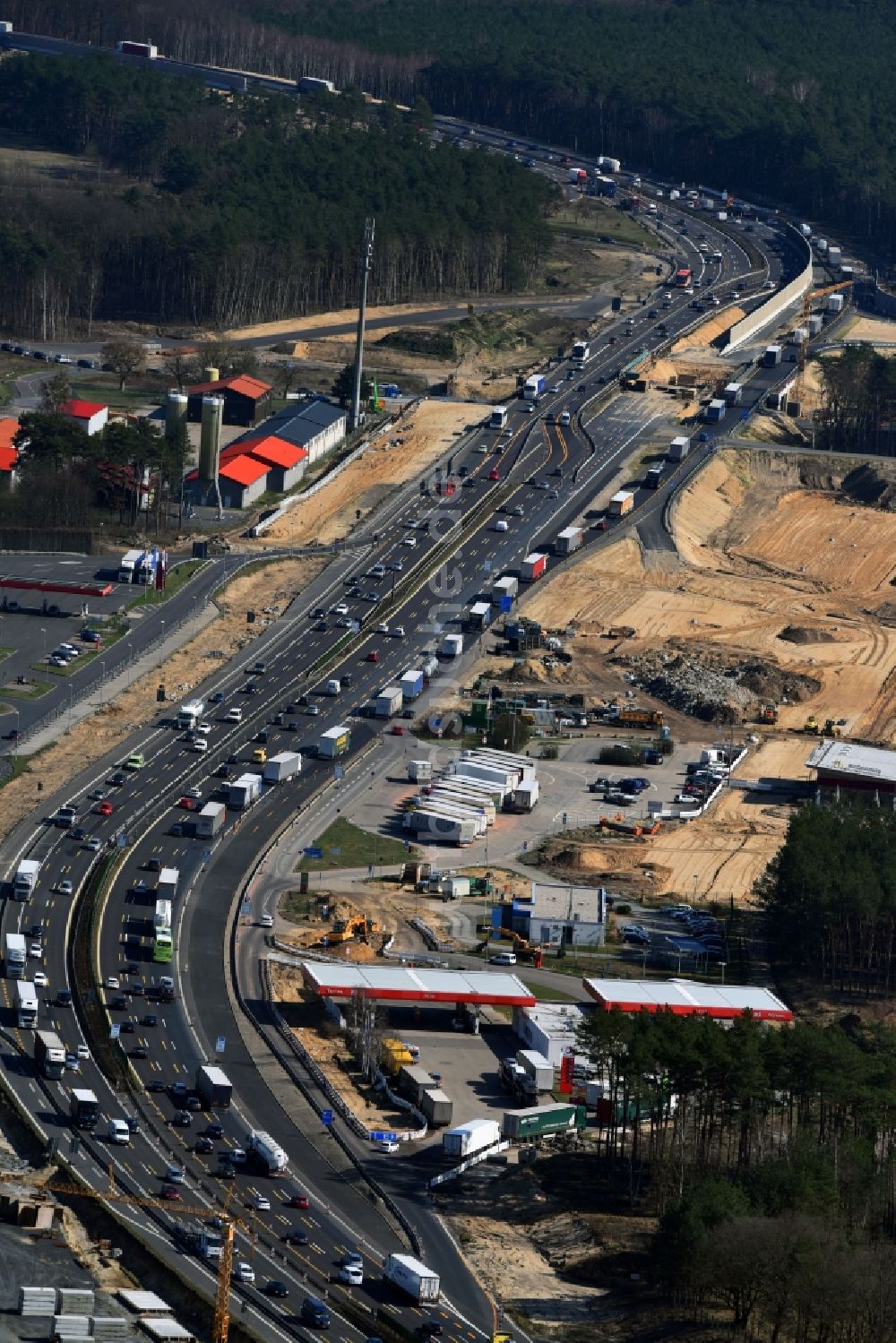 Michendorf aus der Vogelperspektive: Autobahn- Ausbau und Spur- Verbreiterung im Streckenverlauf der BAB A10 zur 8-streifigen Spur- Erweiterung in Michendorf im Bundesland Brandenburg