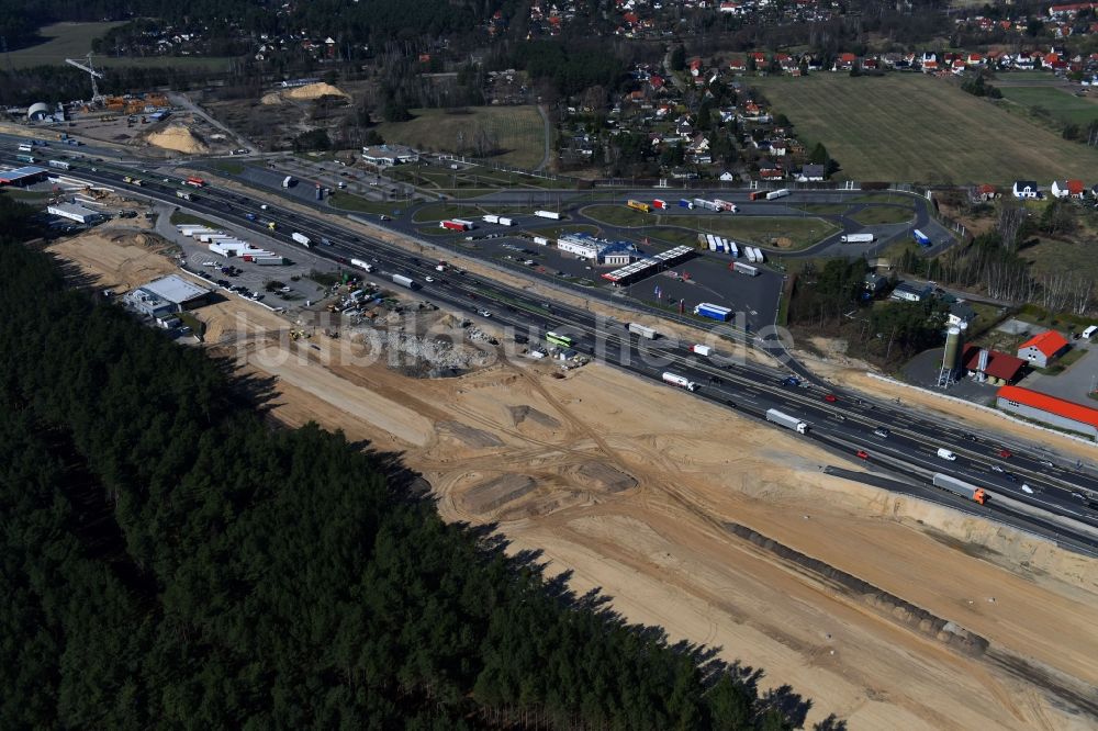 Luftaufnahme Michendorf - Autobahn- Ausbau und Spur- Verbreiterung im Streckenverlauf der BAB A10 zur 8-streifigen Spur- Erweiterung in Michendorf im Bundesland Brandenburg