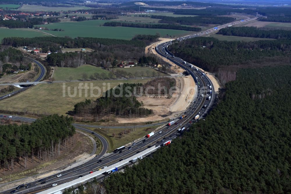 Michendorf von oben - Autobahn- Ausbau und Spur- Verbreiterung im Streckenverlauf der BAB A10 zur 8-streifigen Spur- Erweiterung in Michendorf im Bundesland Brandenburg