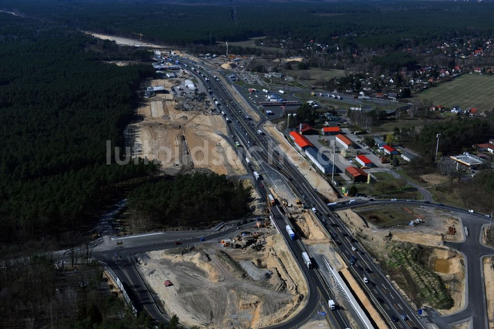 Luftaufnahme Michendorf - Autobahn- Ausbau und Spur- Verbreiterung im Streckenverlauf der BAB A10 zur 8-streifigen Spur- Erweiterung in Michendorf im Bundesland Brandenburg