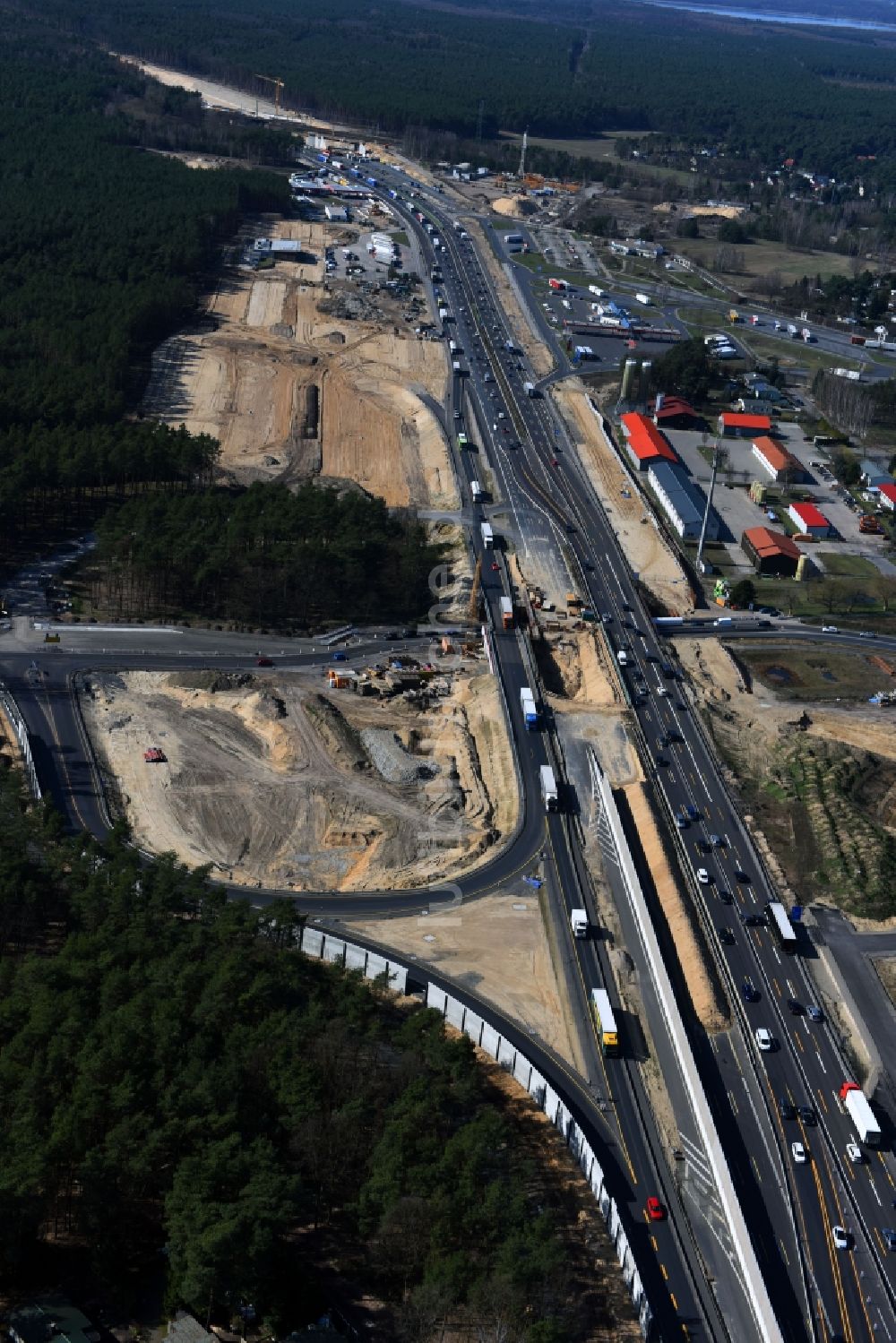 Michendorf von oben - Autobahn- Ausbau und Spur- Verbreiterung im Streckenverlauf der BAB A10 zur 8-streifigen Spur- Erweiterung in Michendorf im Bundesland Brandenburg