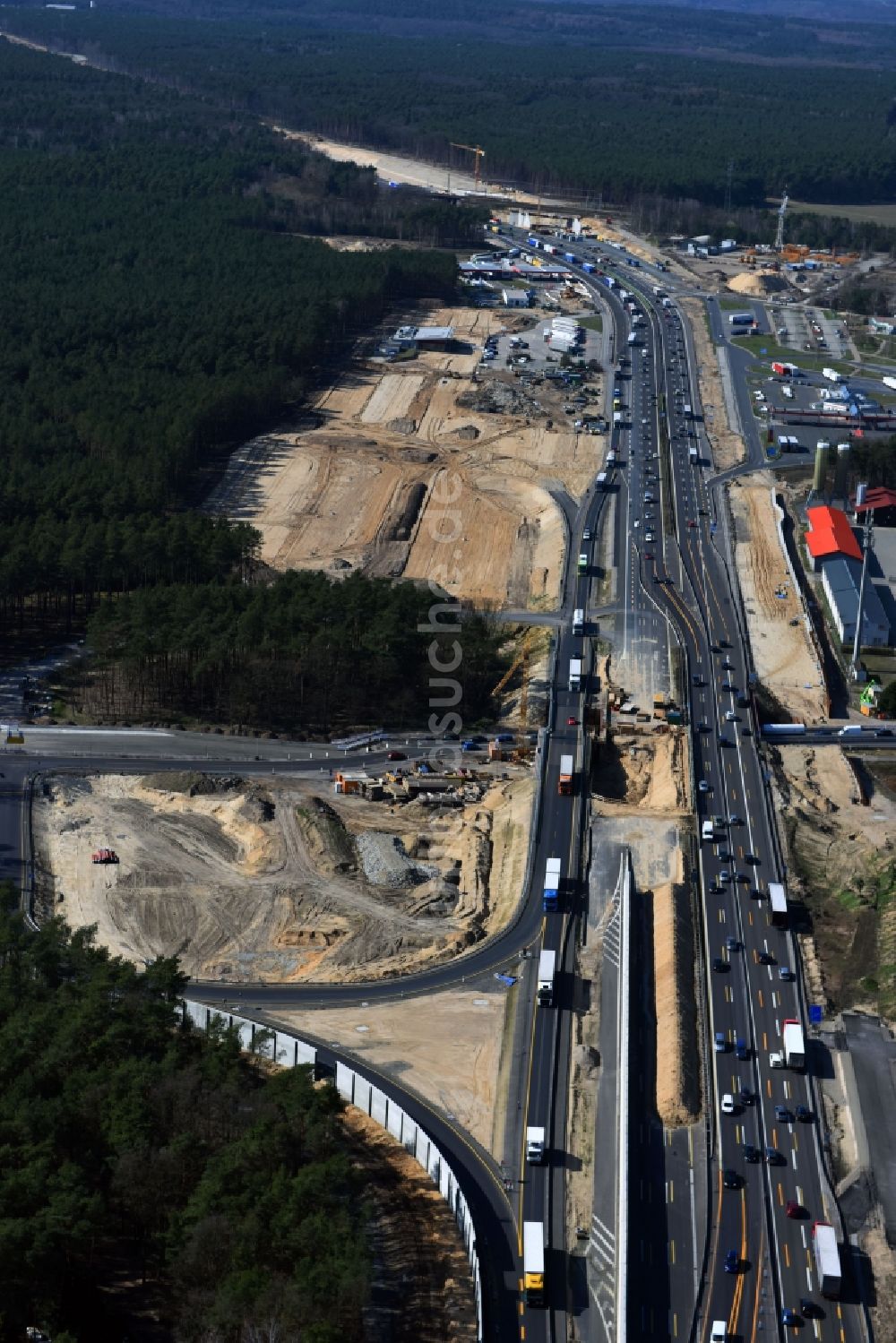 Michendorf aus der Vogelperspektive: Autobahn- Ausbau und Spur- Verbreiterung im Streckenverlauf der BAB A10 zur 8-streifigen Spur- Erweiterung in Michendorf im Bundesland Brandenburg