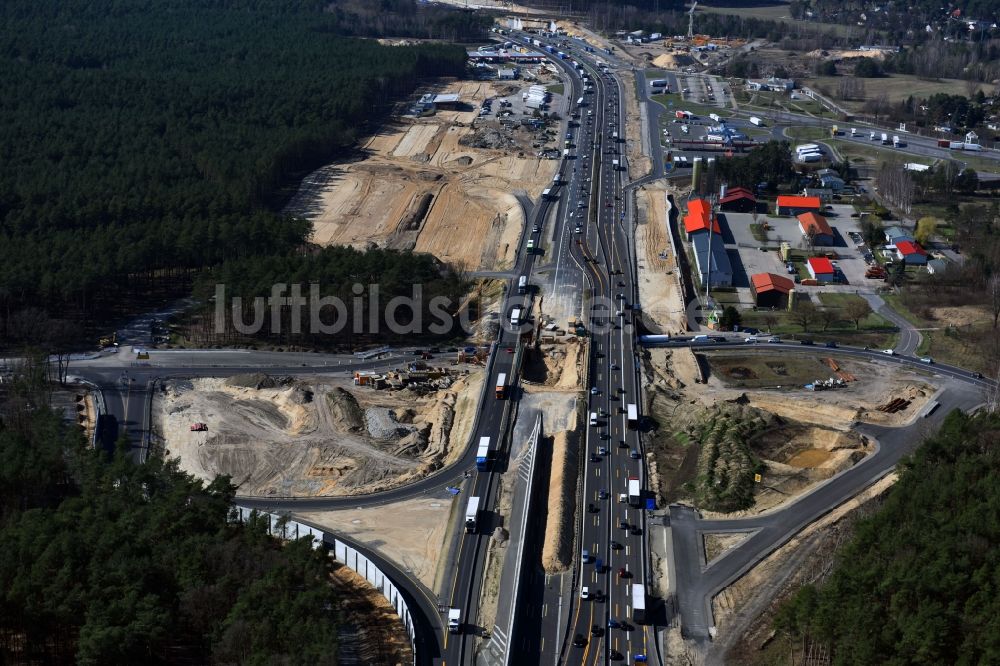 Luftbild Michendorf - Autobahn- Ausbau und Spur- Verbreiterung im Streckenverlauf der BAB A10 zur 8-streifigen Spur- Erweiterung in Michendorf im Bundesland Brandenburg