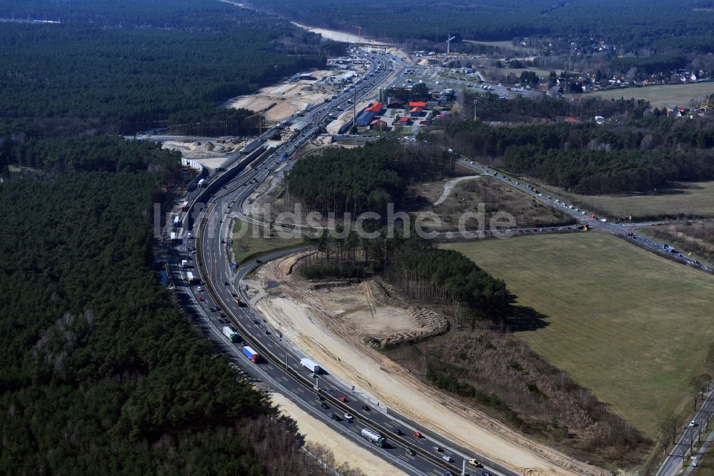 Luftaufnahme Michendorf - Autobahn- Ausbau und Spur- Verbreiterung im Streckenverlauf der BAB A10 zur 8-streifigen Spur- Erweiterung in Michendorf im Bundesland Brandenburg