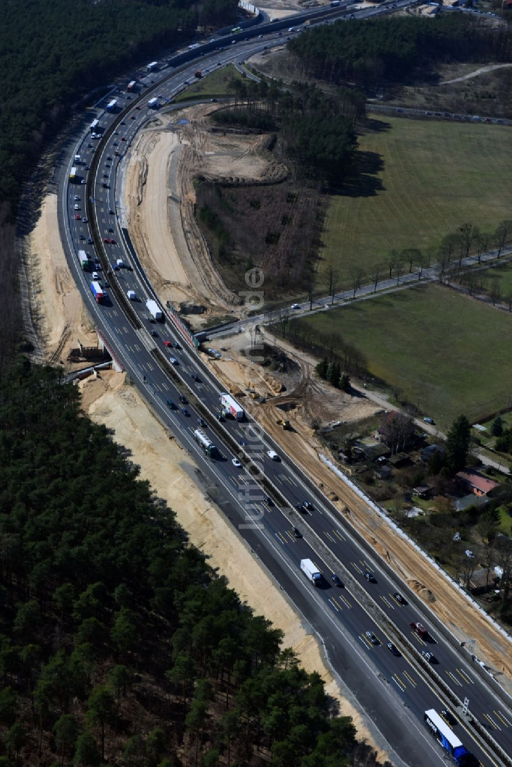 Michendorf von oben - Autobahn- Ausbau und Spur- Verbreiterung im Streckenverlauf der BAB A10 zur 8-streifigen Spur- Erweiterung in Michendorf im Bundesland Brandenburg