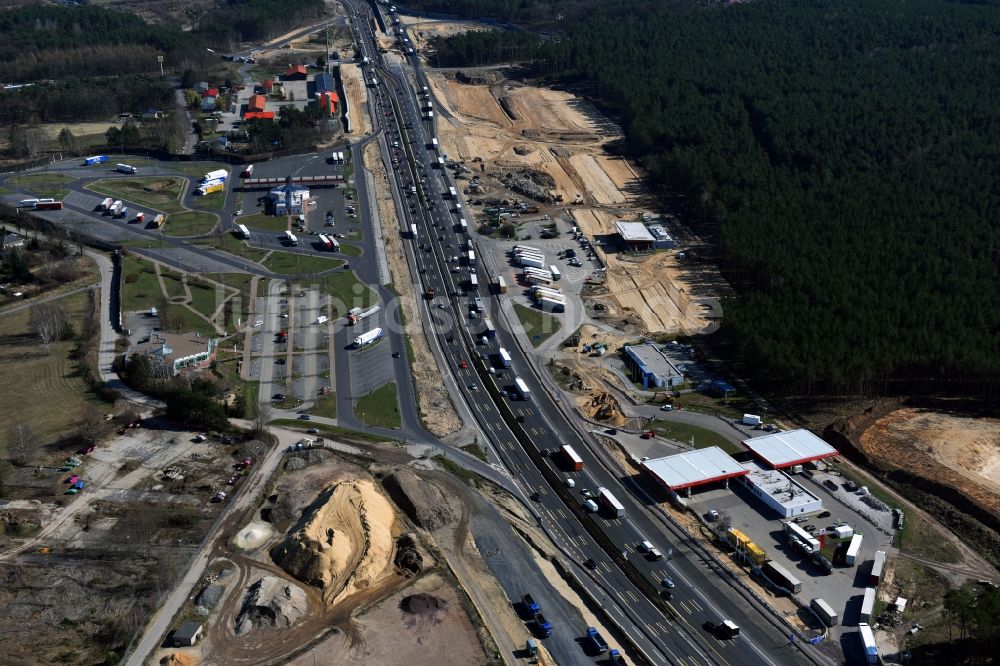 Luftbild Michendorf - Autobahn- Ausbau und Spur- Verbreiterung im Streckenverlauf der BAB A10 zur 8-streifigen Spur- Erweiterung in Michendorf im Bundesland Brandenburg