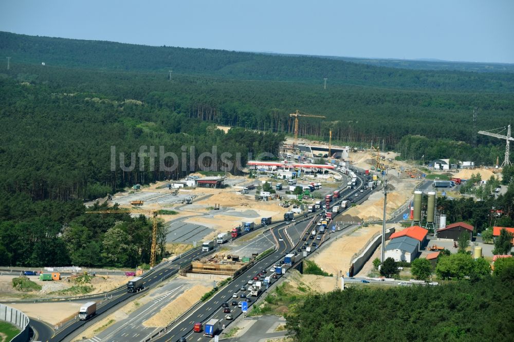 Luftaufnahme Michendorf - Autobahn- Ausbau und Spur- Verbreiterung im Streckenverlauf der BAB A10 zur 8-streifigen Spur- Erweiterung in Michendorf im Bundesland Brandenburg