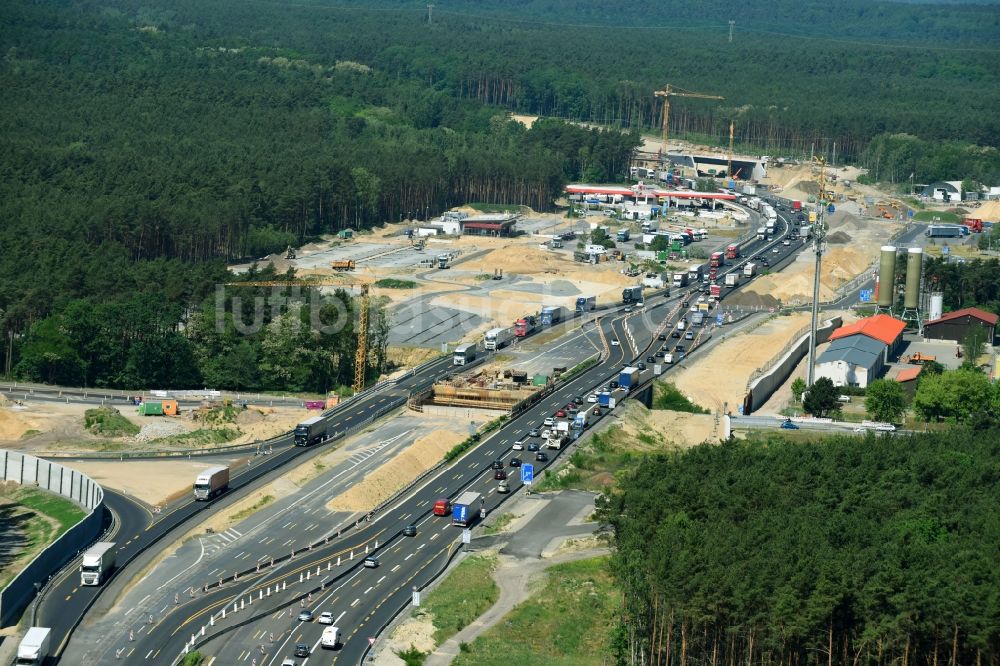 Michendorf von oben - Autobahn- Ausbau und Spur- Verbreiterung im Streckenverlauf der BAB A10 zur 8-streifigen Spur- Erweiterung in Michendorf im Bundesland Brandenburg