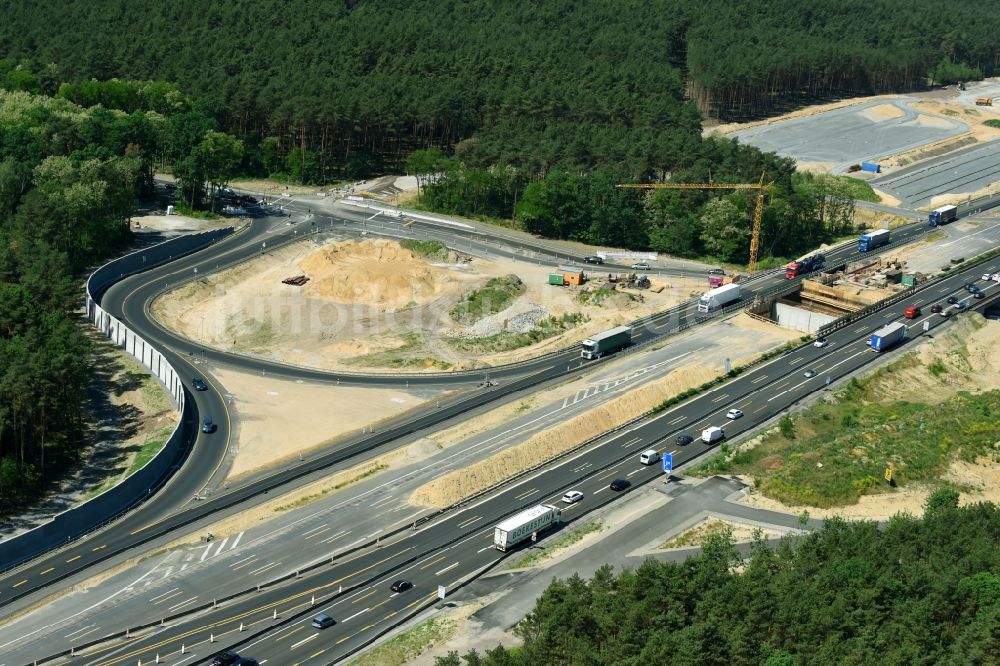 Michendorf aus der Vogelperspektive: Autobahn- Ausbau und Spur- Verbreiterung im Streckenverlauf der BAB A10 zur 8-streifigen Spur- Erweiterung in Michendorf im Bundesland Brandenburg