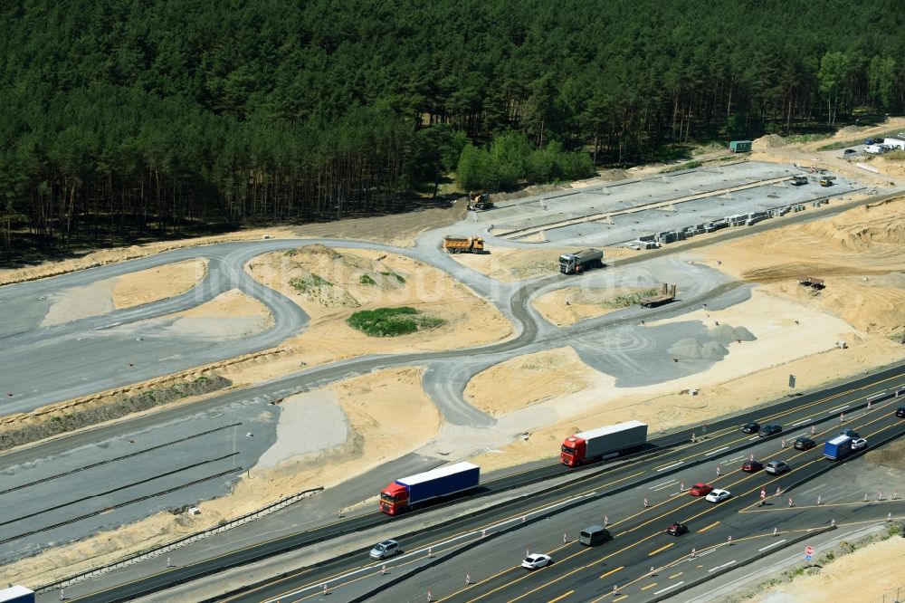 Luftaufnahme Michendorf - Autobahn- Ausbau und Spur- Verbreiterung im Streckenverlauf der BAB A10 zur 8-streifigen Spur- Erweiterung in Michendorf im Bundesland Brandenburg